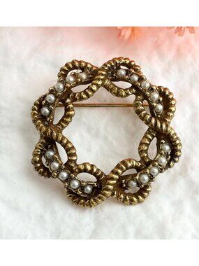 Wreath Shaped Textured Faux Pearl Braided Gold Toned 80's Vintage Brooch